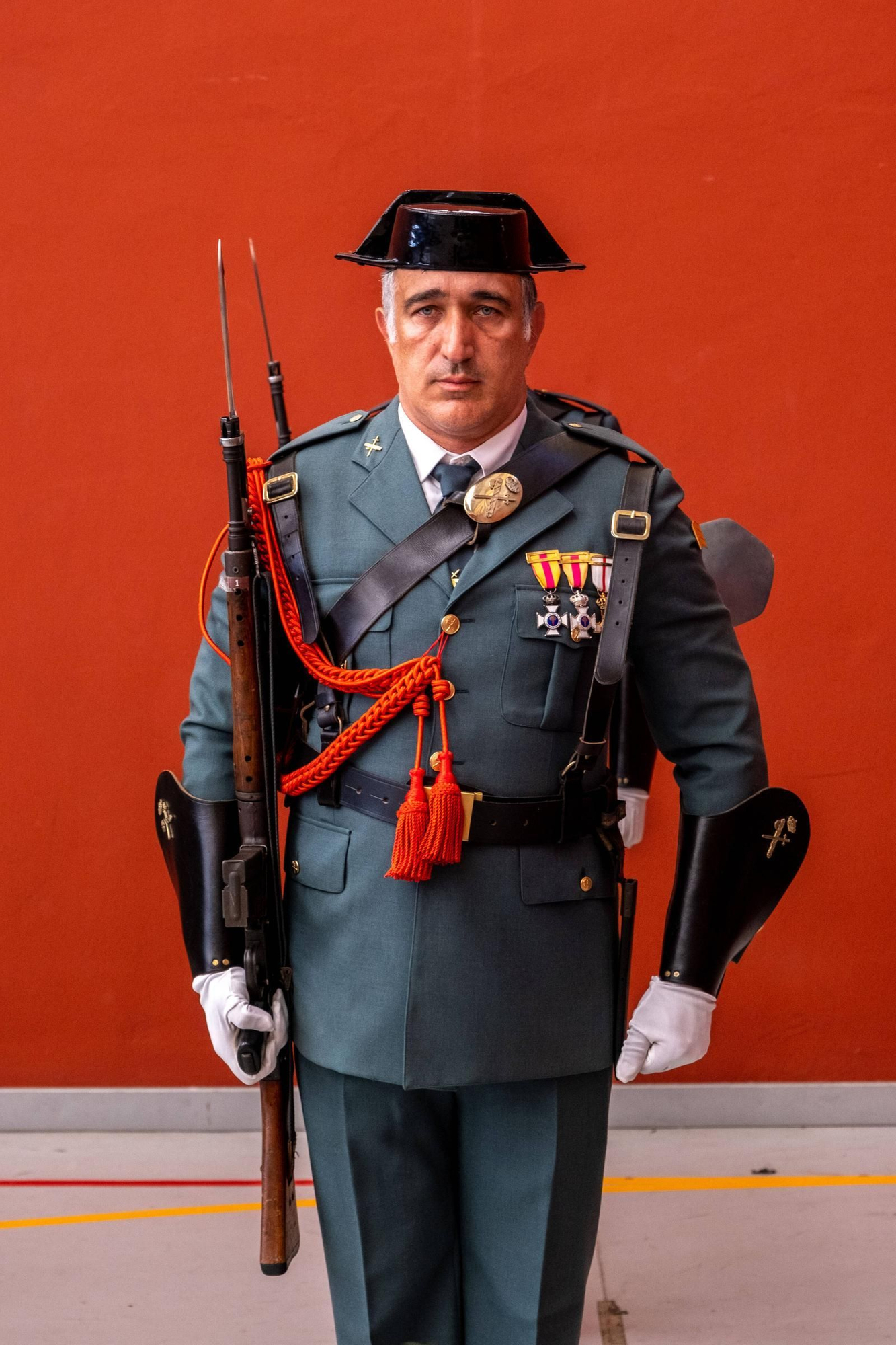 EN IMÁGENES: Así fueron los actos en Oviedo del 179 aniversario de la Guardia Civil