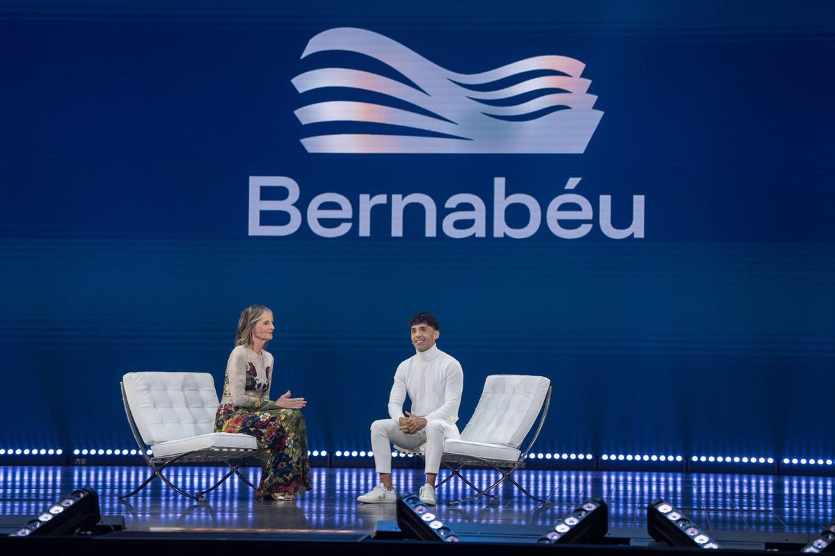 Barcelona 10/12/2025 Cultura — El Mago Pop durante la presentación en la que desvela sus próximas novedades, acompañado —entre el público y los invitados destacados— por figuras internacionales como Helen Hunt, Aaron Paul, Mira Sorvino, Michelle Rodríguez, David Henrie y Billy Zane, así como artistas y personalidades locales como Aitana Sánchez-Gijón, Paz Vega, Leonor Watling y Joan Laporta. Foto: Zowy Voeten / El Periódico.