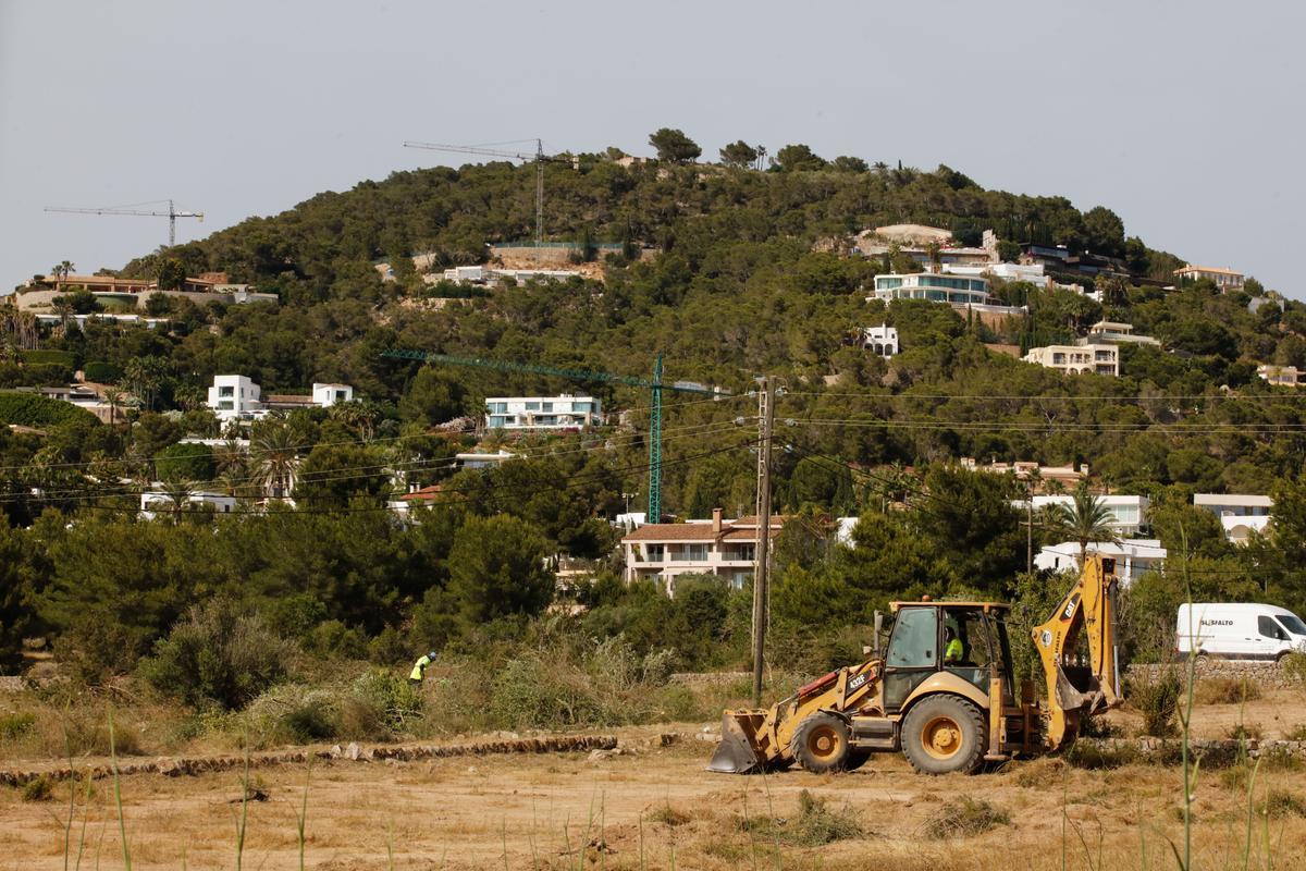 Una máquina excavadora trabaja, en una imagen de mediados del año pasado, en rebajar el terreno para la excavación arqueológica.