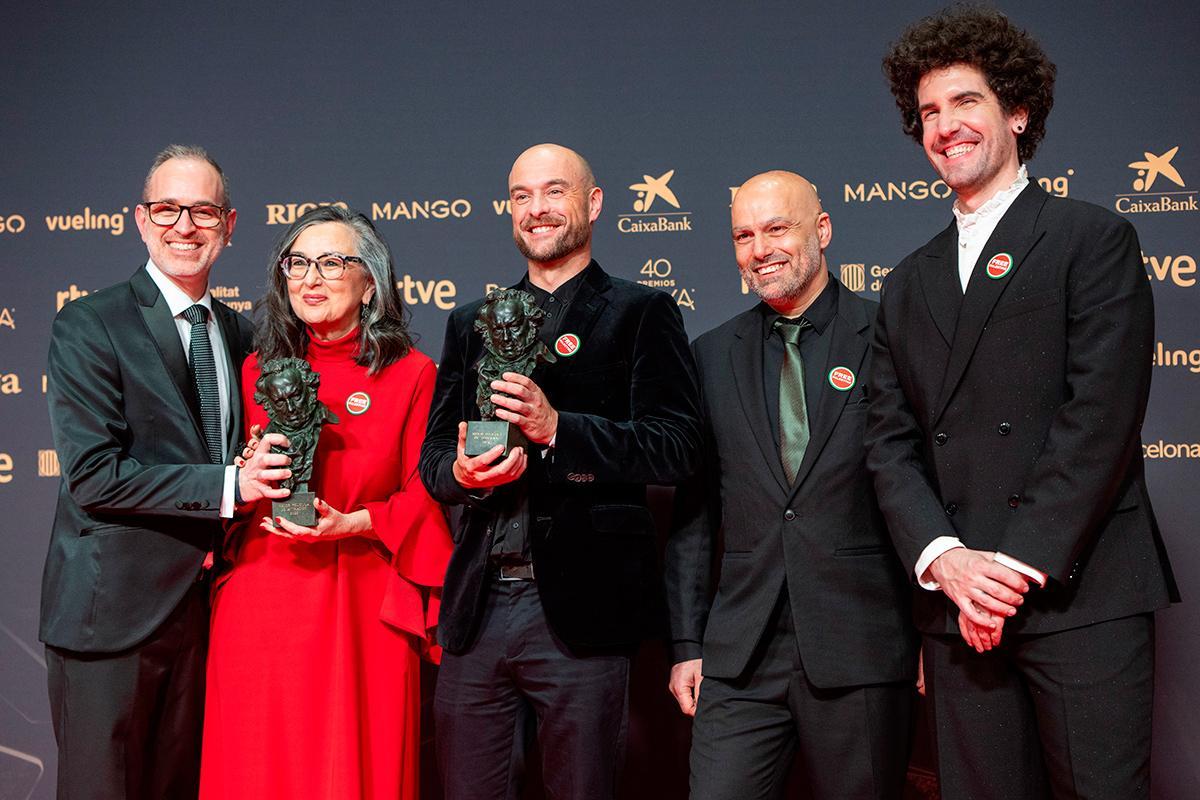 El director Alberto Vázquez Rico (centro) posa tras recibir el Goya a Mejor Película de Animación por 'Deocrado'