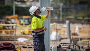 Barcelona 10/07/2023 Sociedad trabajadores con Ola de calor y ambiente Un hombre es atendido despues de un golpe de calor AUTOR: JORDI OTIX