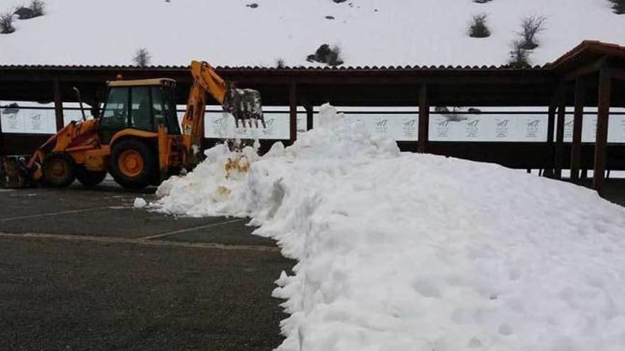 AUTOBUSES A LOS LAGOS. En Buferrera retiraron ayer la nieve para poder aparcar y hoy comienza el plan de transporte a los lagos de Covadonga vigente hasta el domingo, de 8.30 a 20.00 horas.