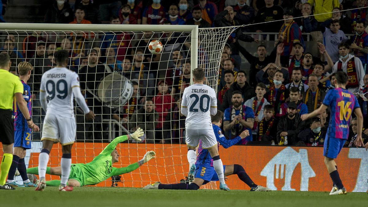 Zielinski observa la trayectoria del balón hacia la red superando a la defensa y Ter Stegen