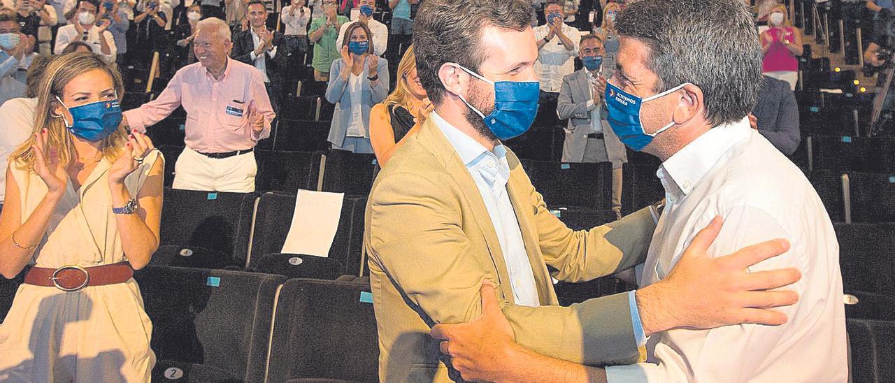 Casado y Mazón se saludan durante el congreso provincial de Alicante.