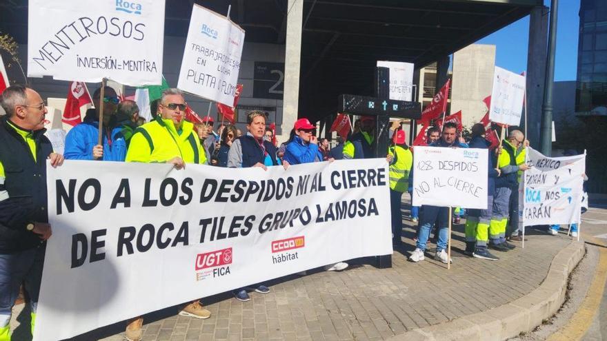 La plantilla de Roca Tiles se moviliza contra el ERE de extinción de 120 puestos de trabajo y anuncia paros