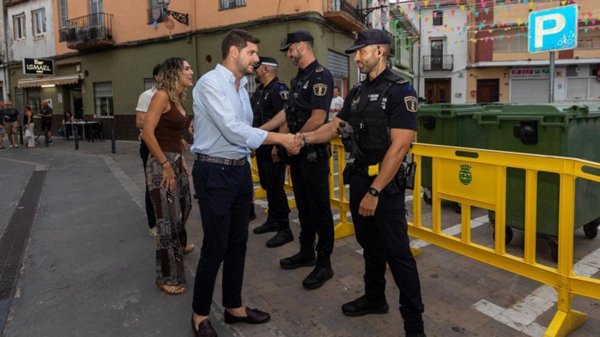 Las autoridades locales saludan a los agentes de la unidad Delta de Gandia