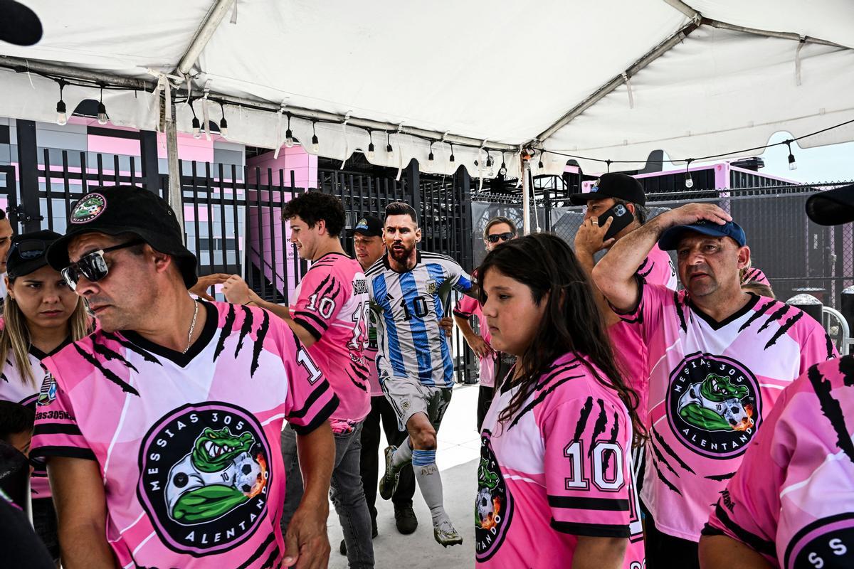 Aficionados del Inter Miami, en las inmediaciones del Estadio DRV PNK.