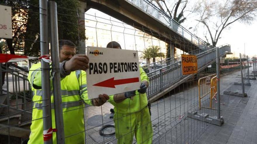 Comienza el desmontaje de las pasarelas de la avenida del Cid