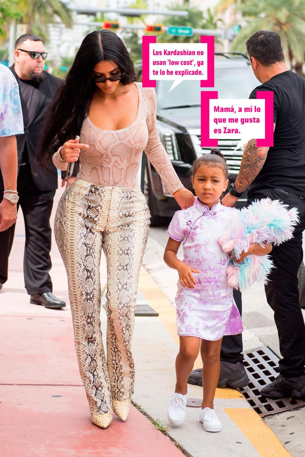 KIm Kardashian y North West paseándose por la calle.