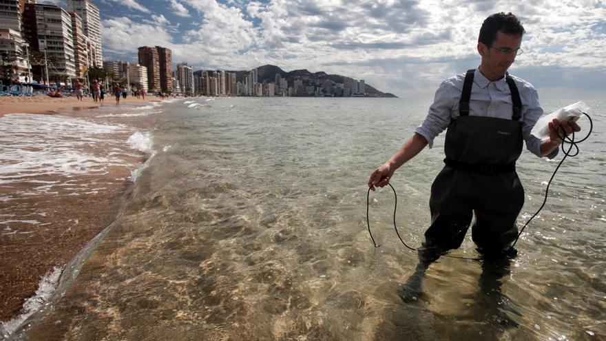 Benidorm intensifica el control de la calidad del agua en sus playas por la masiva afluencia de turistas