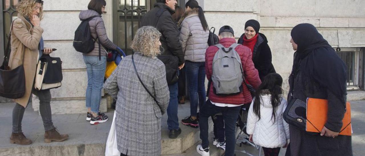 Cua a l’Oficina de Girona, en una foto d’arxiu. | MARC MARTÍ