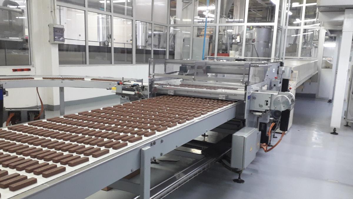 Chocolatinas en la línea de producción.