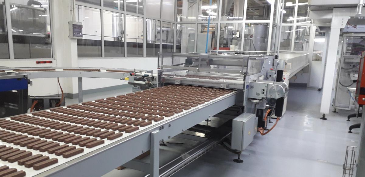 Chocolatinas en la línea de producción.