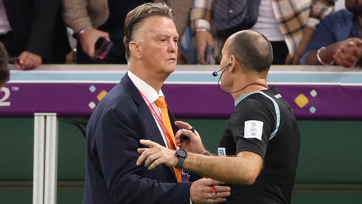 Louis van Gaal habla con Antonio Mateu Lahoz durante el partido.