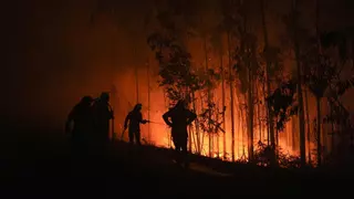 Activos tres incendios forestales en Ponteceso que alcanzan ya las 350 hectáreas calcinadas