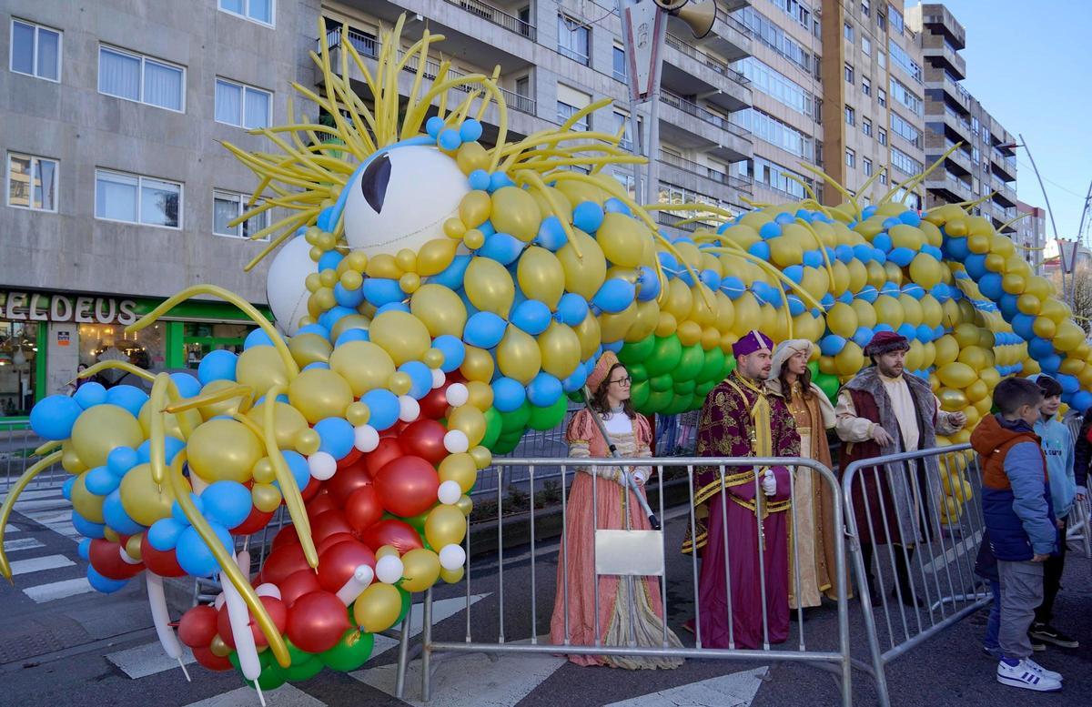 Mucho colorido y más caramelos en la Cabalgata de los Reyes Magos en Vigo