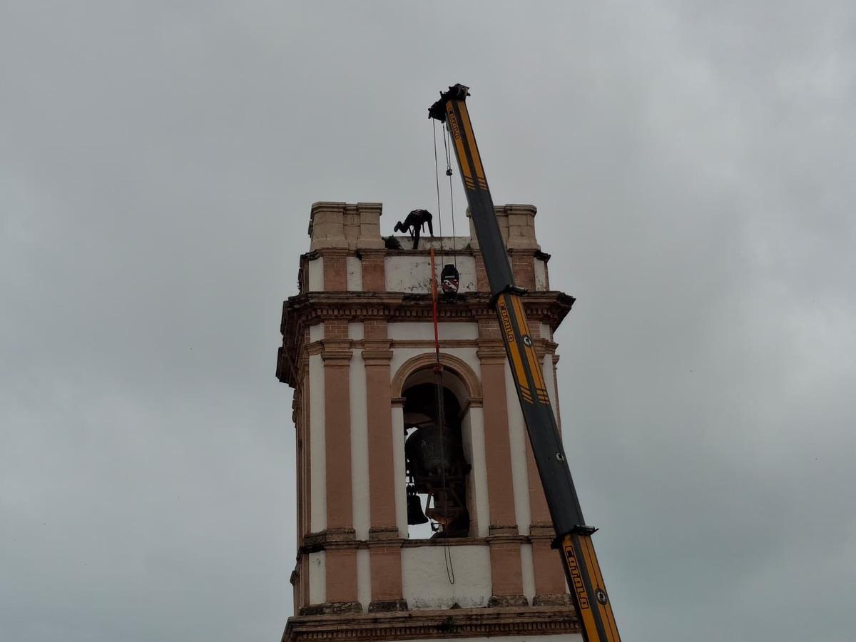 Las imágenes de un día histórico en Dénia: las campanas bajan del cielo