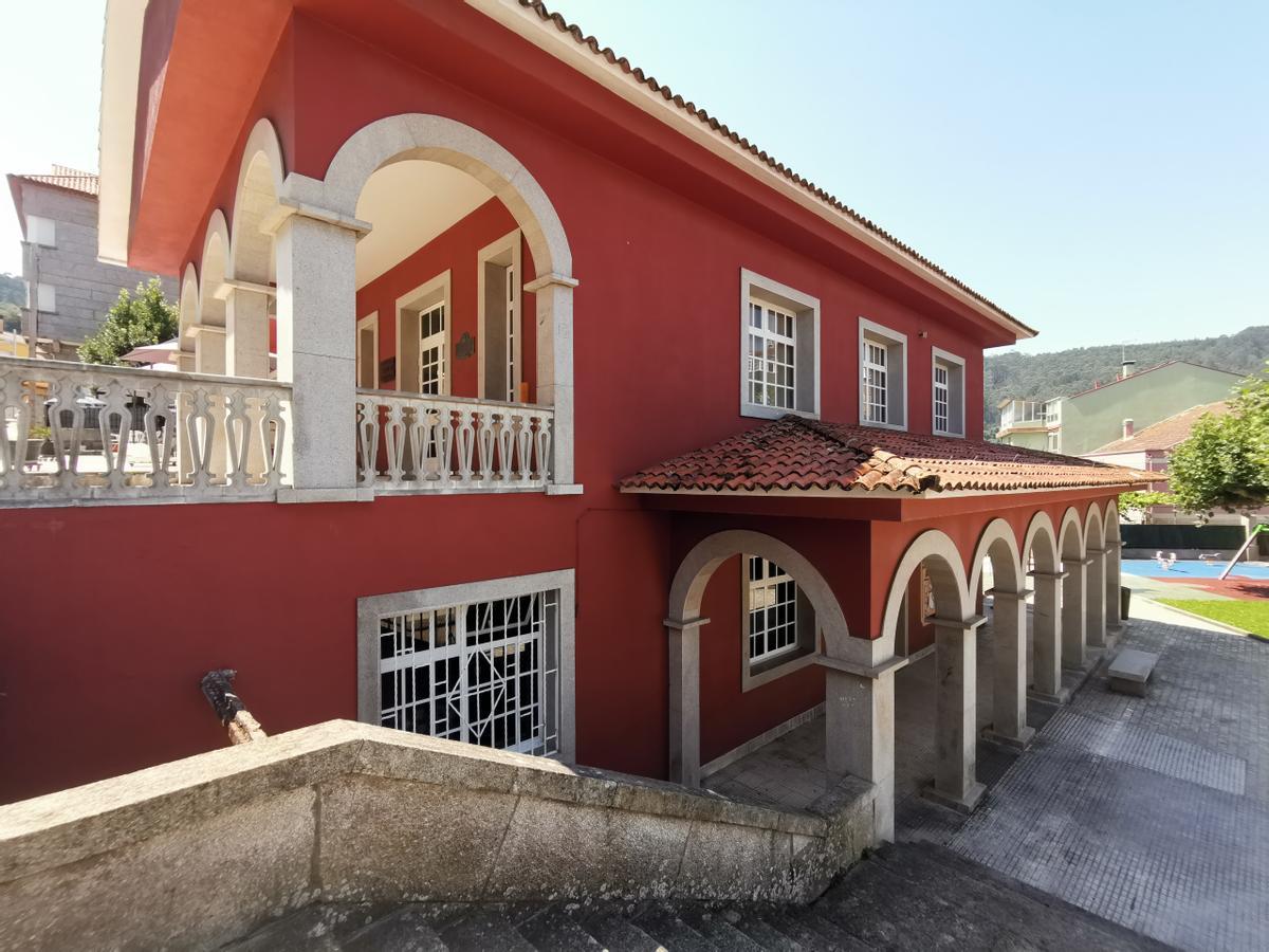 El edificio de la Biblioteca Torrente Ballester de Bueu.