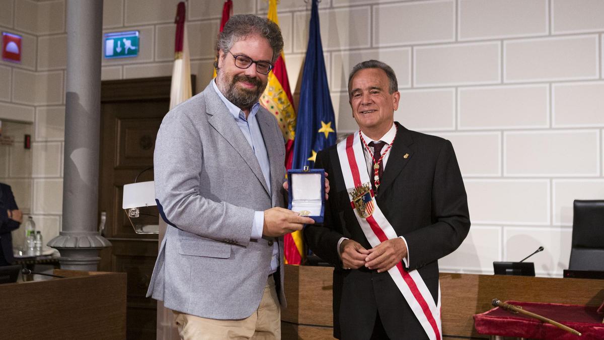 Juan Antonio Sánchez Quero entrega a Sergio del Molino la medalla Santa Isabel.