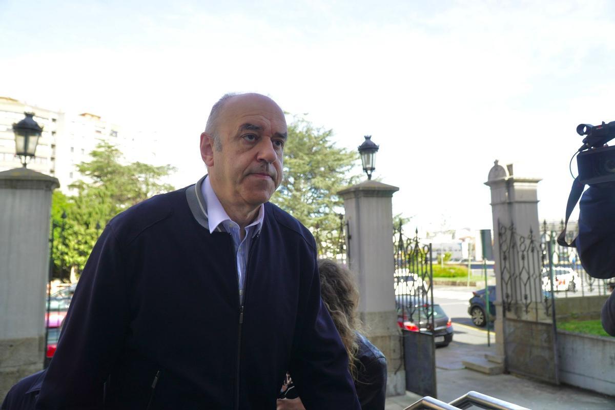 El lotero de San Agustín, Manuel Reija, a su llegada a la Audiencia de A Coruña el último día del juicio de la Primitiva millonaria sin dueño.