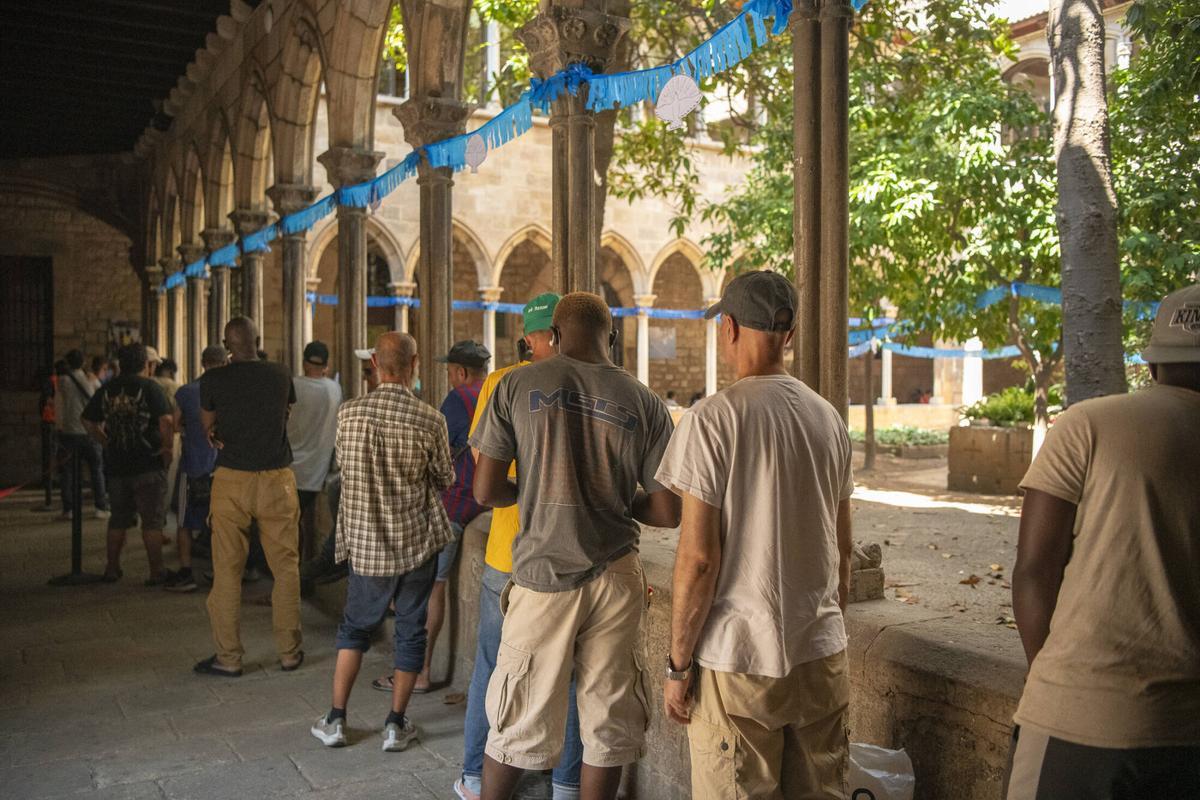Personas sin hogar hacen cola para el comedor en la Parroquia de Santa Anna, que sirve como refugio climático durante el verano. Barcelona, 28 de julio de 2026. Foto: Belén González / EP