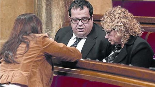 Los diputados Elena, Geli y Martínez-Sampere (de espaldas).