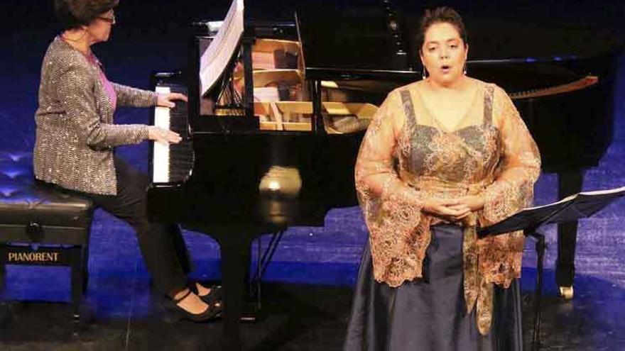 Conchi Moyano con Susana Corbacho al piano.