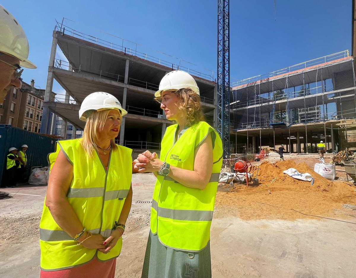 María Pardo (derecha) en las obras del centro educativo que ha visitado en Soria.