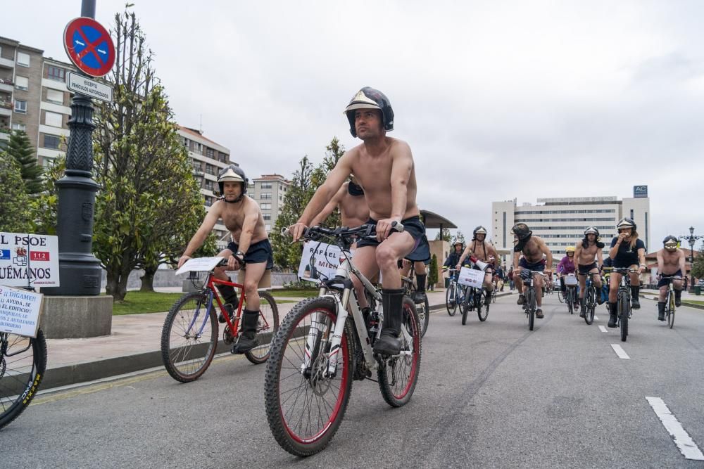 Los bomberos protestan en bicicleta y ropa interior por las calles de Oviedo