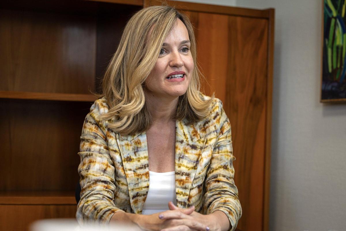 La secretaria general del PSOE Aragón, en su despacho en las Cortes.