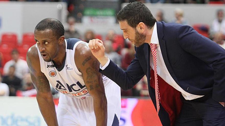 Ibon Navarro donant indicacions a Je&#039;Kel Foster durant un partit d&#039;aquesta temporada.