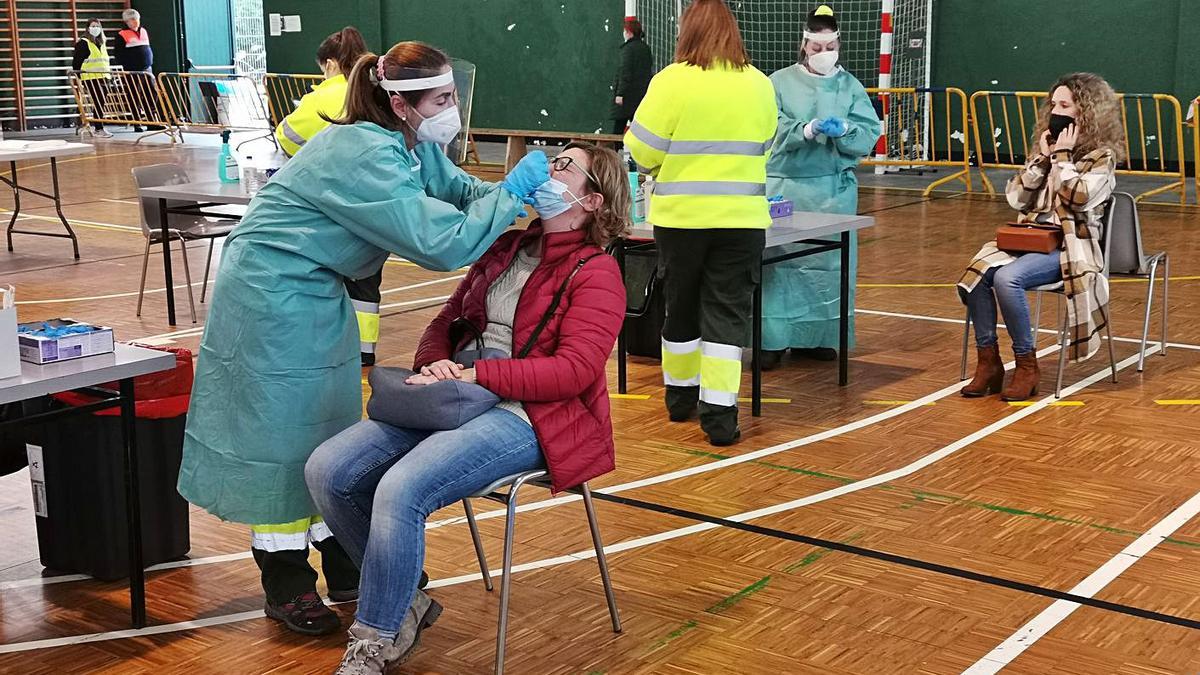 Toma de muestras para PCR en el cribado aleatorio realizado ayer en Cangas.