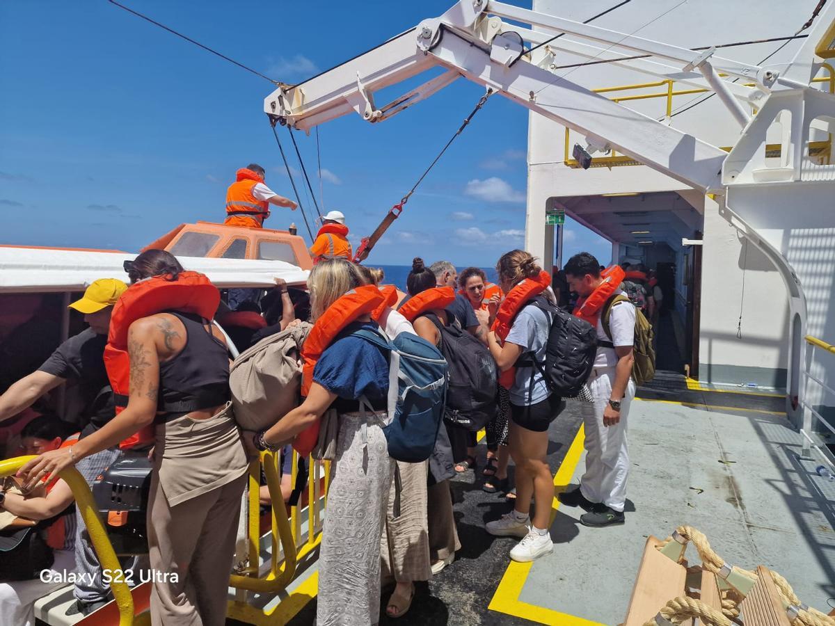 La evacuación de los pasajeros del ferri incendiado, en imágenes