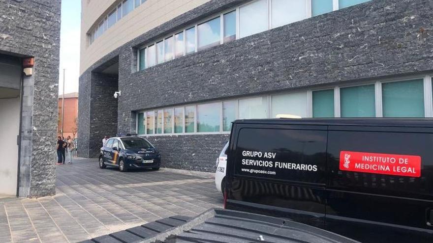 El coche de los servicios funerarios que ha acudido a levantar el cadáver