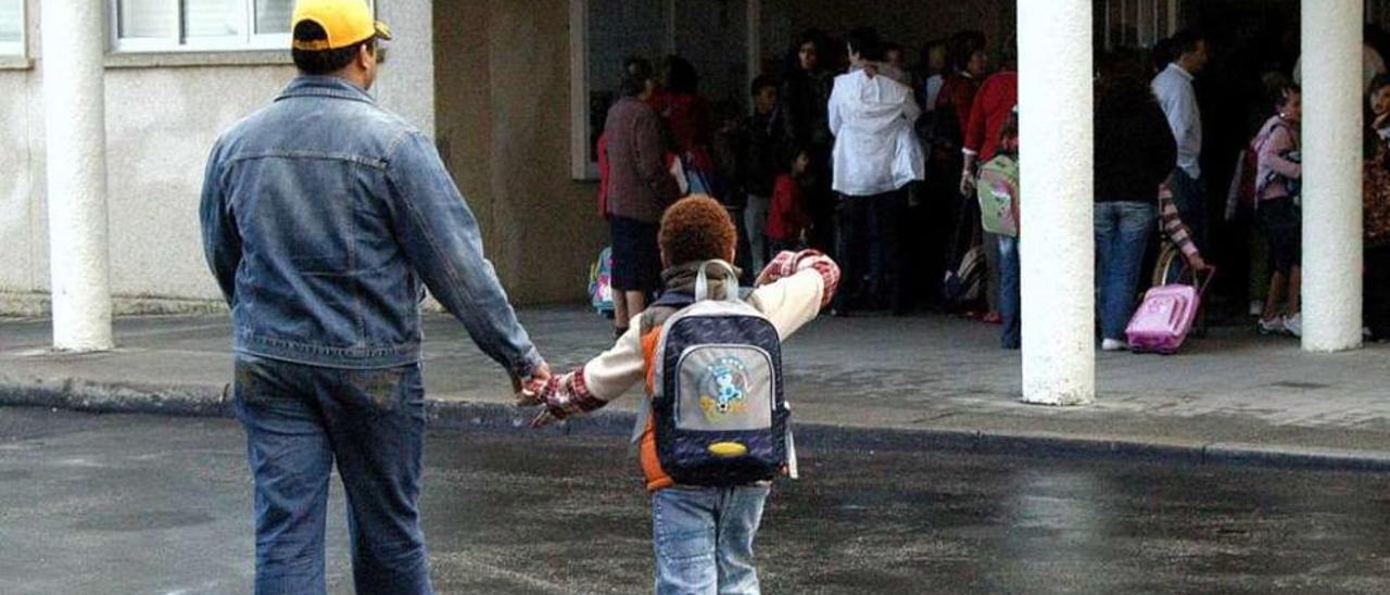 Acceso a un colegio de Primaria de Pontevedra. // Bernabé / Javier Lalín