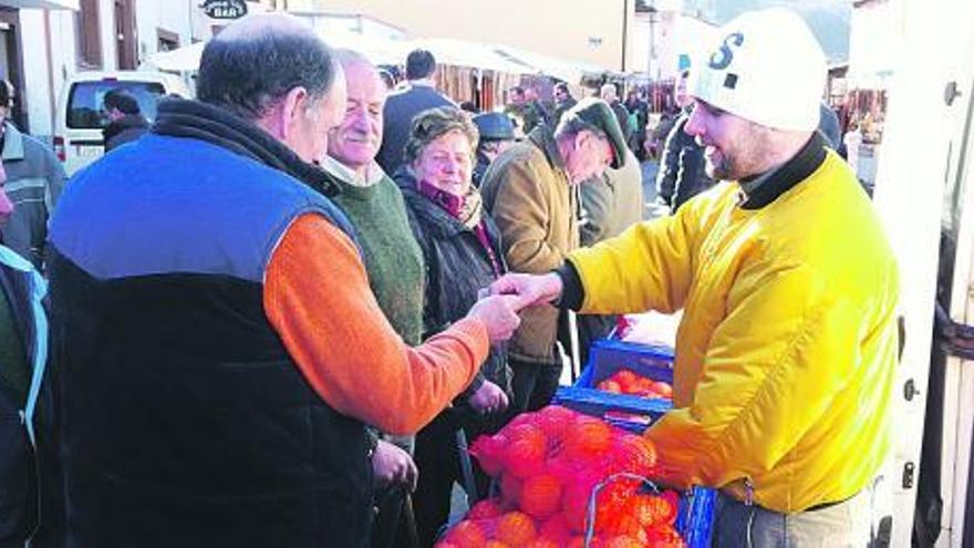 Alejandro Cristóbal Avello, vendiendo naranjas ayer, durante la feria de San Blas.