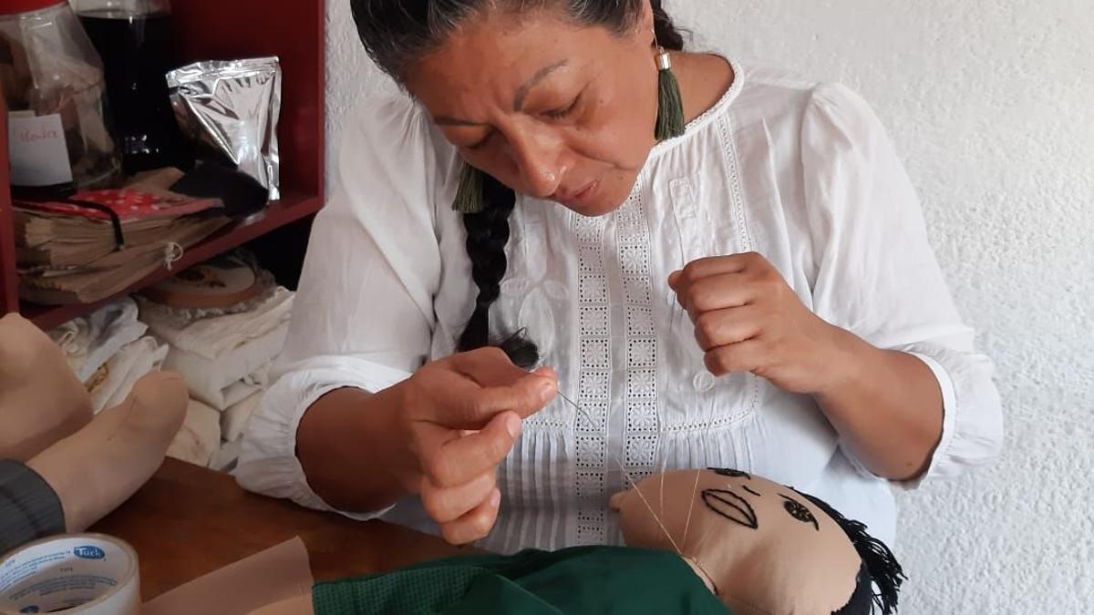 La artesana textil Araceli Ledezma cose el muñeco de un hombre desaparecido en su taller en la ciudad de Orizaba (Veracruz), el pasado domingo.