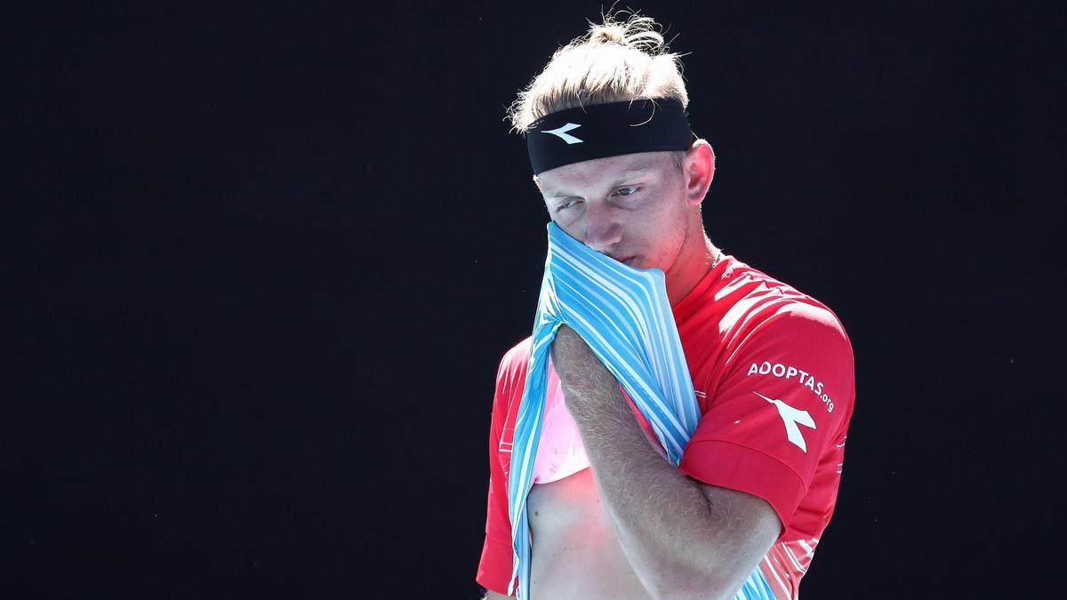 Alejandro Davidovich Fokina se seca el sudor durante un momento del partido ante Felix Auger-Aliassime.