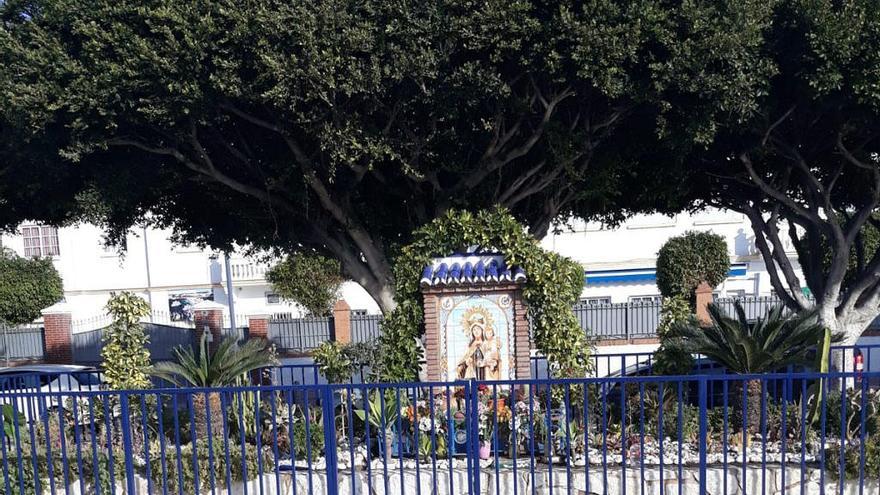 El nuevo vallado del jardín con la Virgen del Carmen.