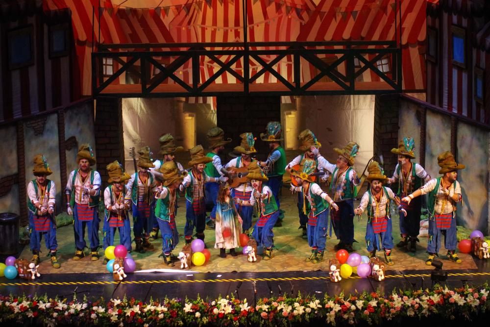 Las imágenes de la primera sesión de semifinales del COAC del Carnaval de Málaga, ya en el Teatro Cervantes.