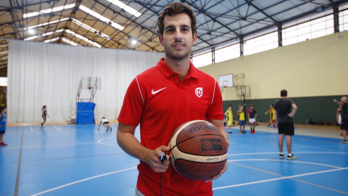 El árbitro cordobés de baloncesto Javi Ávila, en el pabellón del Colegio Virgen del Carmen.