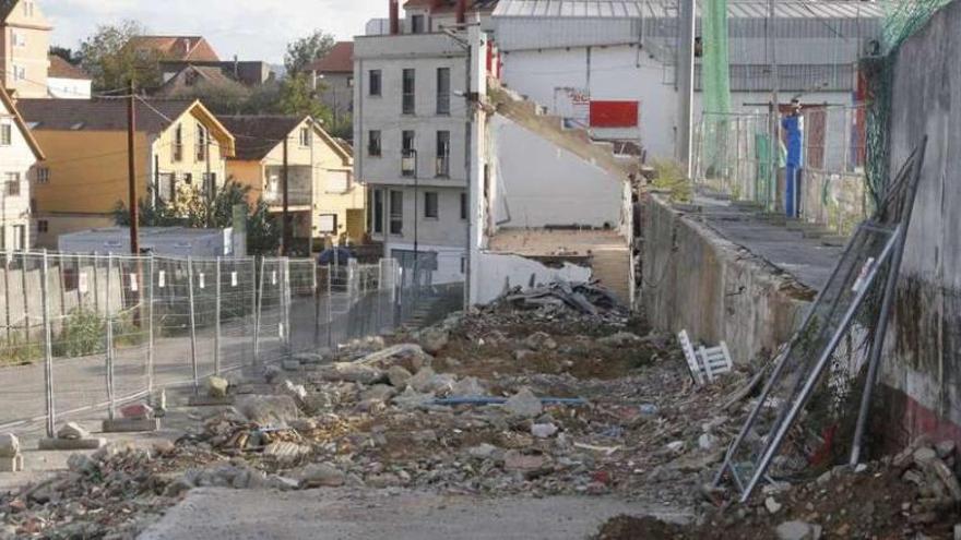 Gradas del campo de fútbol de O Morrazo derribadas y carretera de acceso al mismo. // Santos Álvarez