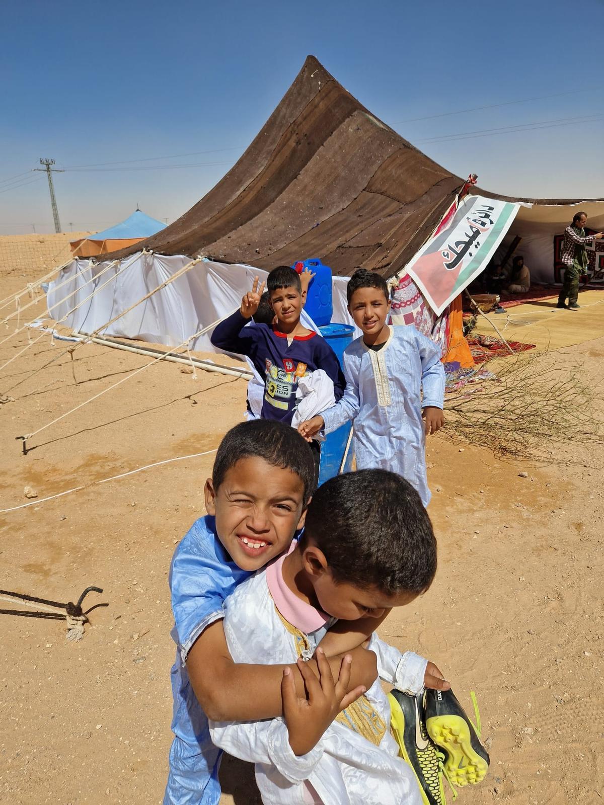 Die Kinder wachsen in Flüchtlingslagern in der Sahara auf