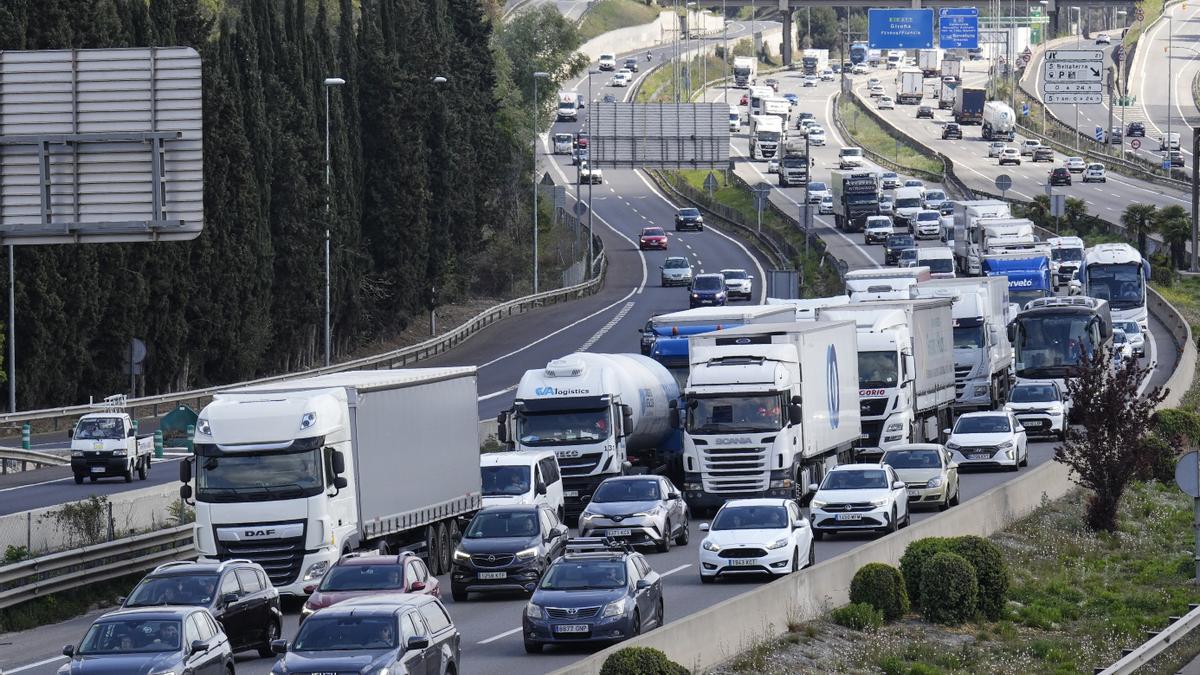 Congestión de vehículos en la AP-7, a la altura de Sant Cugat del Vallès, durante la operación salida.