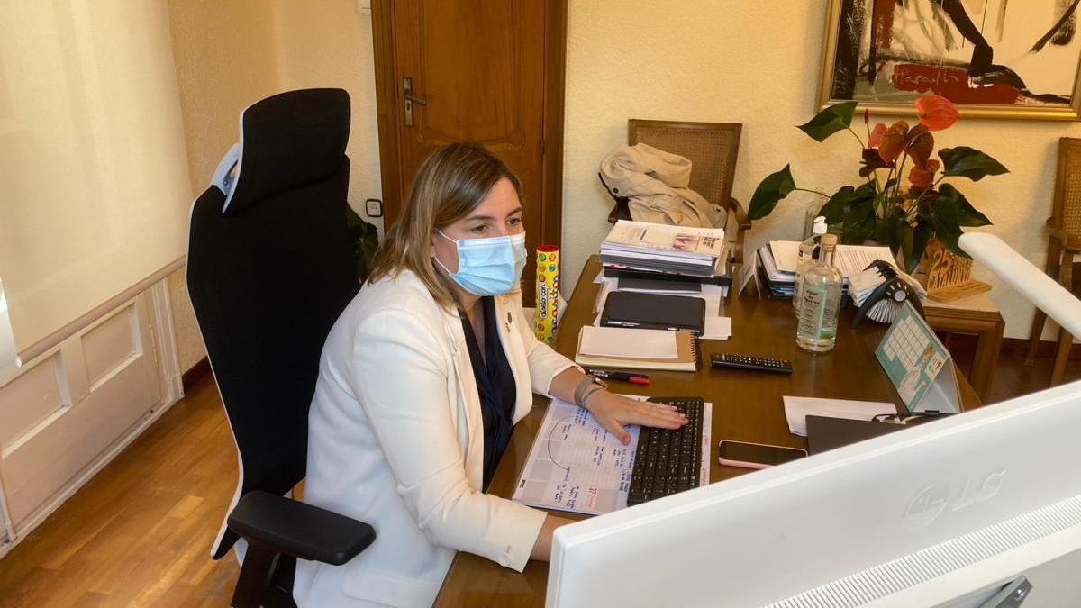 Agnès Lladó responent l&#039;entrevista des de l&#039;alcaldia de Figueres.