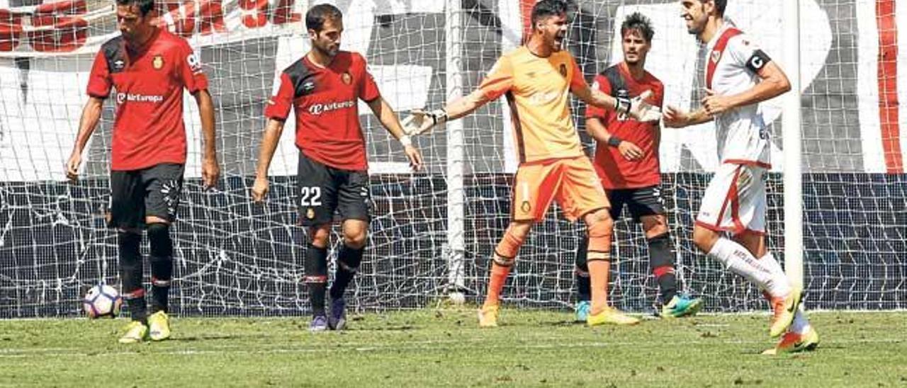 Los jugadores del Mallorca lamentan el gol del Rayo.