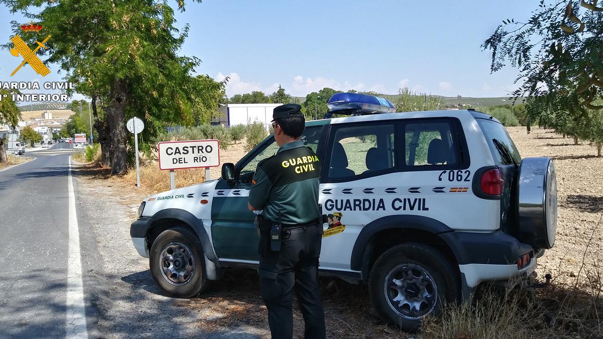 Patrulla de la Guardia Civil a la entrada de Castro del Río.