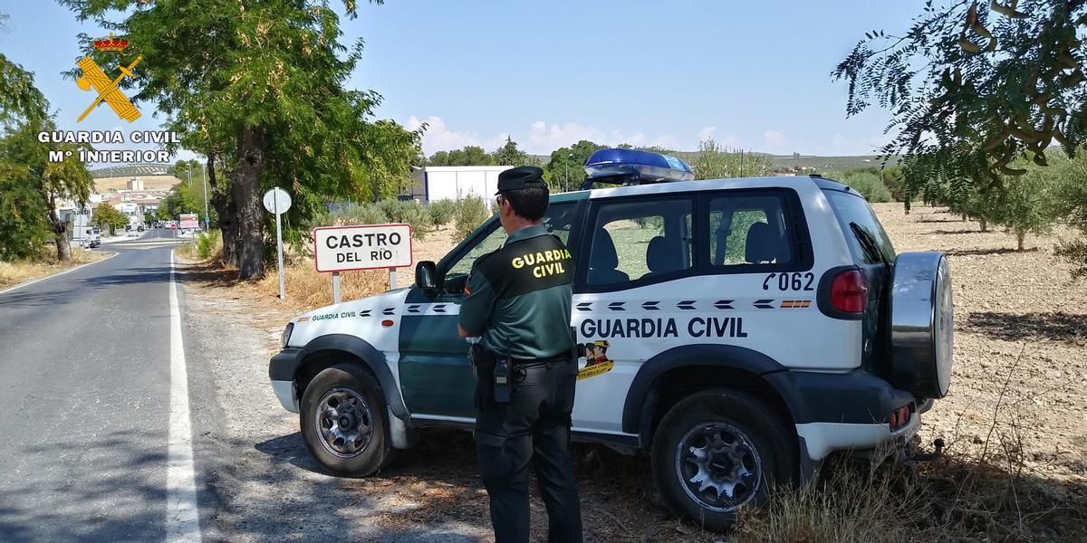 Patrulla de la Guardia Civil a la entrada de Castro del Río.