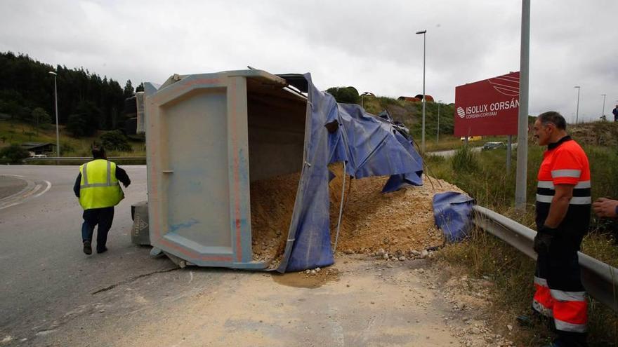 Un herido leve tras volcar con su camión