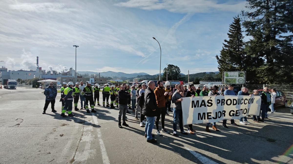 Los trabajadores de la papelera de Navia denuncian el bajo rendimiento ...